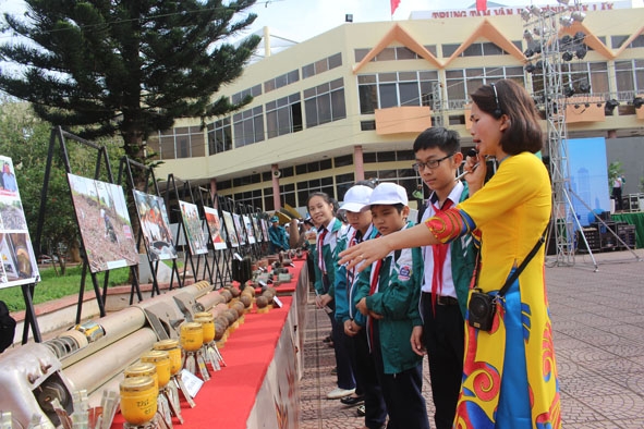 Trưng bày các loại bom mìn, vật nổ sót lại sau chiến tranh tại Trung tâm Văn hóa tỉnh (tháng 12-2017).  