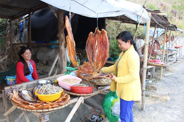 Hàng cá khô của người dân làng chài. 