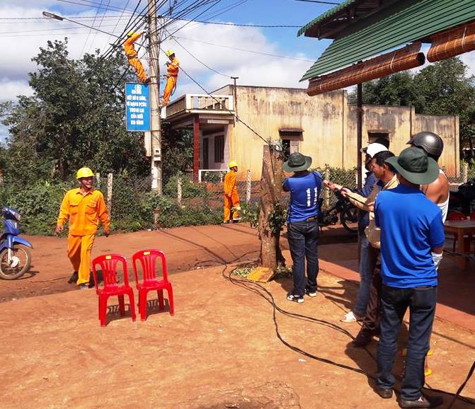 Đoàn viên thanh niên dâng hương tưởng niệm các anh hùng liệt sỹ