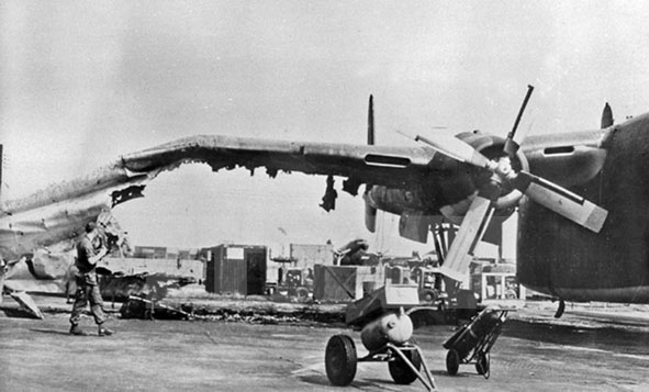 Máy bay vận tải C.119 của Mỹ ở Sân bay Tân Sơn Nhất bị đạn súng lớn của quân giải phóng phá hủy (2-1968).  Ảnh:Tư liệu TTXGP