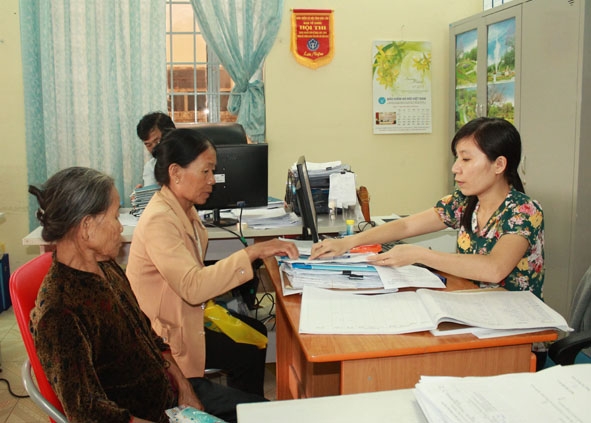 Nhân viên Bảo hiểm xã hội huyện M’Đrắk giải quyết thủ tục hành chính cho người dân.  