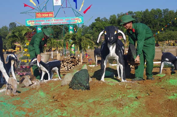 Bộ đội Trung đoàn 95 đắp bếp lò  hình các con giáp. 