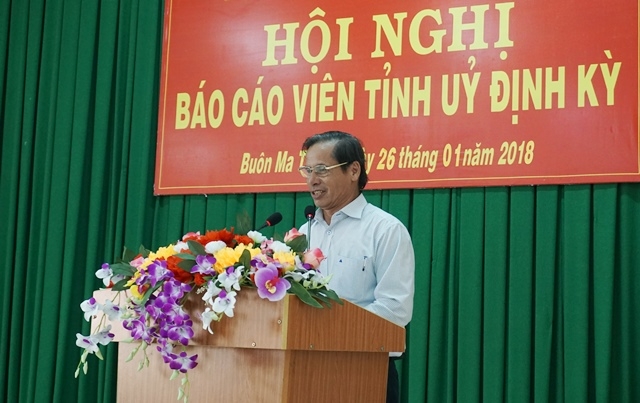 Phó Trưởng ban Tuyên giáo Tỉnh ủy Nguyễn Cảnh thông tin tại hội nghị.