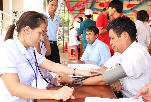 Người ở tuổi trung niên nên đo huyết áp thường xuyên để kịp thời phát hiện và điều trị bệnh tăng huyết áp.   Ảnh: Q. Nhật