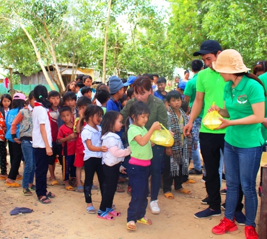 Nhóm Nhịp cầu yêu thương phát cơm cho các em nhỏ. Ảnh: D.Huyền