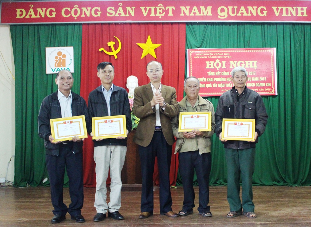 Các tập thể có thành tích xuất sắc nhận Giấy khen của Hội NNCĐDC/dioxin huyện Krông Búk
