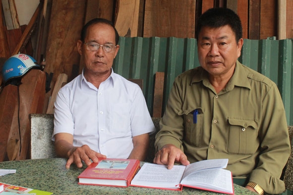 Ông Hồ Xuân Diêm (trái) và ông Hồ Viết Thiết đang ôn lại những năm tháng chiến đấu. 