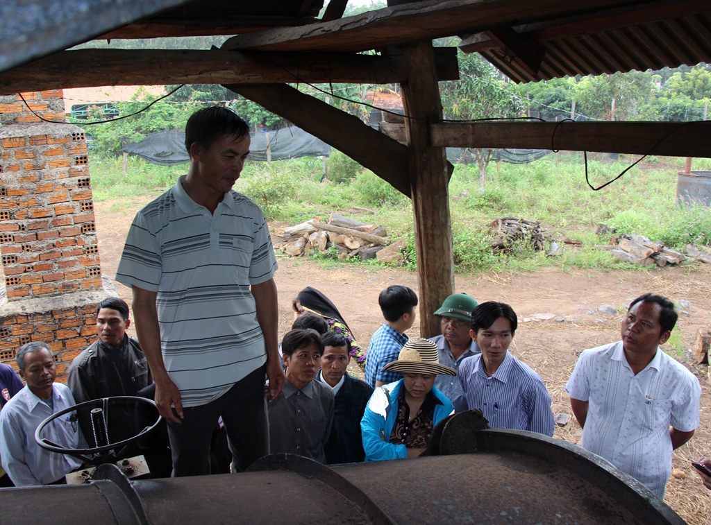 Hội viên nông dân tham quan mô hình chế biến tinh dầu tại HTX sản xuất tinh dầu sả Tân Trào, xã Ea Tir, huyện Ea H'leo