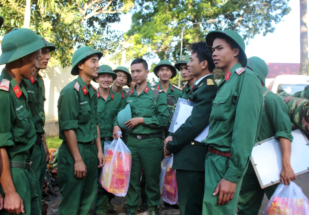 Chỉ huy Đại đội Công binh dặn dò chiến sĩ sau xuất ngũ