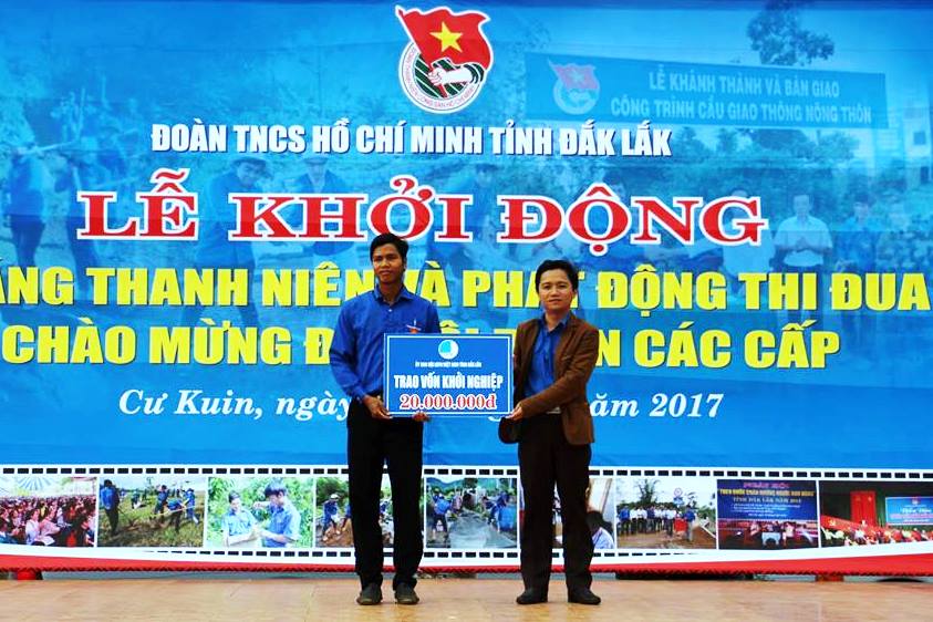 Đại diện Hội LHTN Việt Nam tỉnh trao vốn Khởi nghiệp cho thanh niên tại huyện Cư Kuin