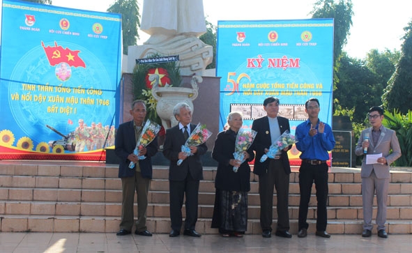 Đại diện Thành Đoàn Buôn Ma Thuột tặng hoa tri ân các cựu chiến binh từng tham gia cuộc Tổng tiến công  và nổi dậy Xuân Mậu Thân 1968.  Ảnh: V. Anh