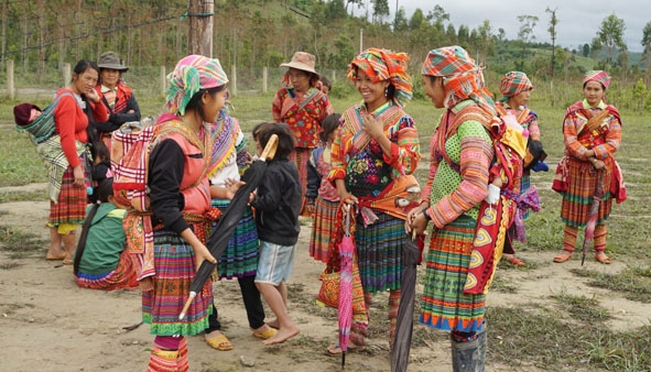 Phụ nữ người Mông ở Ea Rớt du xuân trong những bộ váy áo rực rỡ màu sắc. 