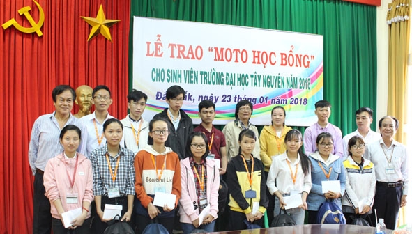  Hai nhà văn sáng lập  Quỹ “Moto học bổng”  và  lãnh đạo Trường  Đại học  Tây Nguyên trao học bổng cho sinh viên nghèo  hiếu học. 