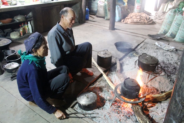 Ngày đông rét gia đình  ông Hoàng Văn Pèng thường  quây quần  bên bếp lửa trong nhà sàn.      