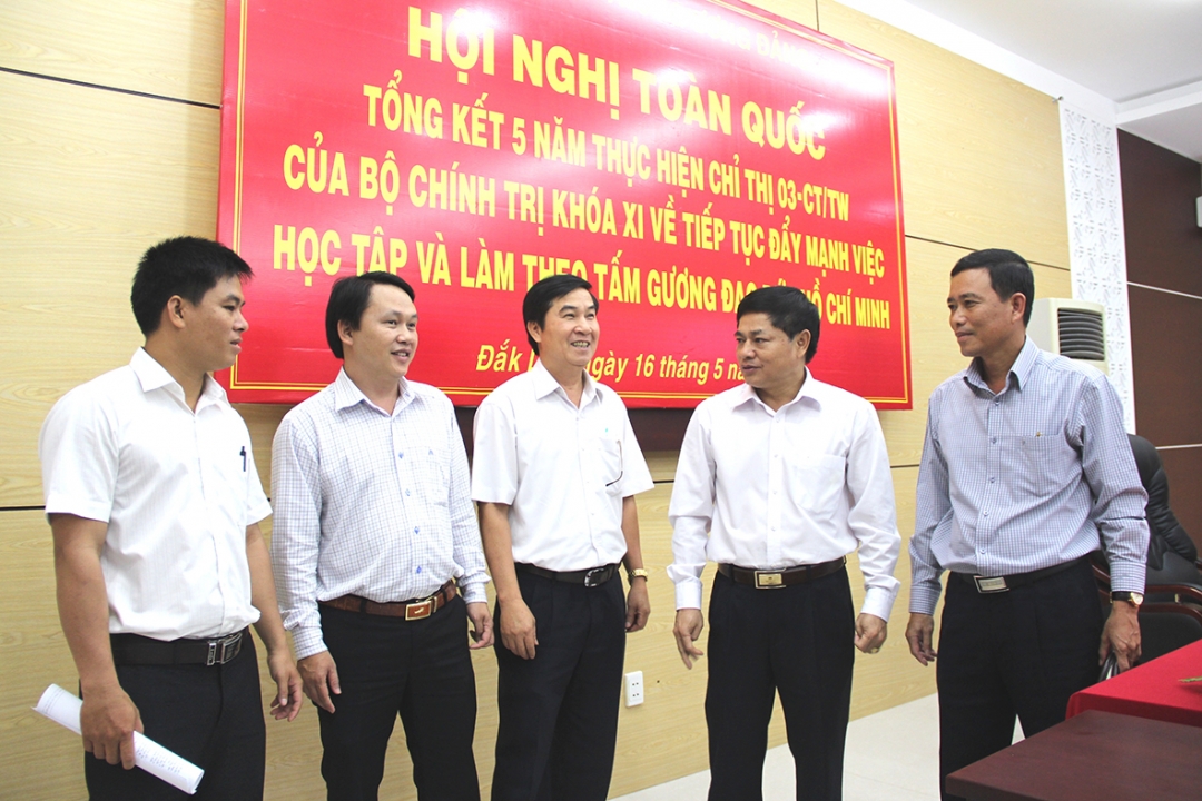 Phó Bí thư Thường trực Tỉnh ủy Phạm Minh Tấn với các đại biểu dự Hội nghị Tổng kết 5 năm thực hiện Chỉ thị 03 của Bộ Chính trị.