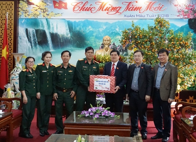 Đoàn đại biểu Quốc hội tỉnh thăm và chúc Tết tại Bộ Chỉ huy quân sự tỉnh.