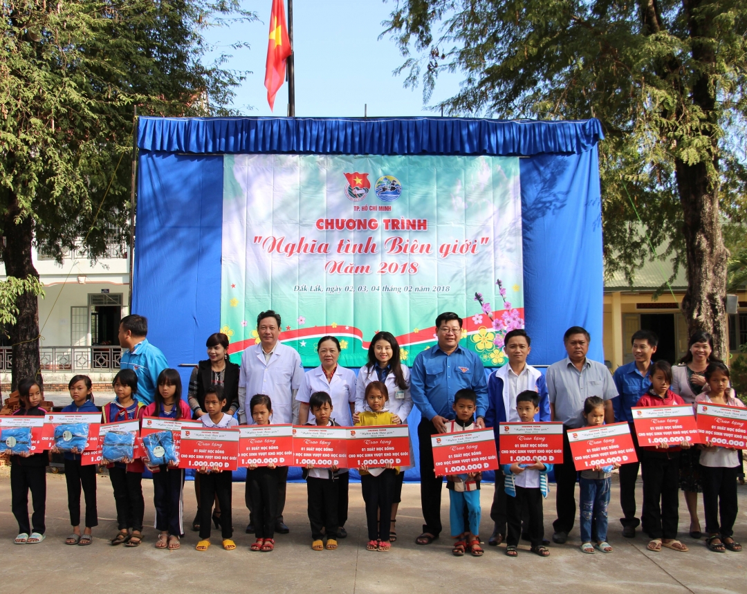 Hình 1: Trao học bổng cho các em học sinh nghèo, vượt khó học giỏi