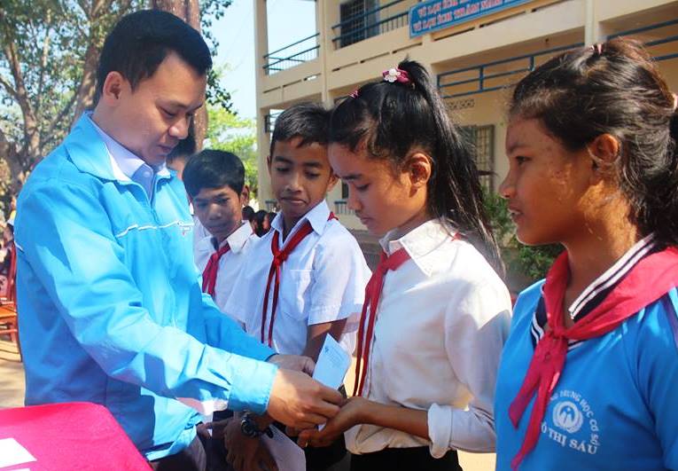 Đại diện Nhà Văn hóa Thanh thiếu nhi tỉnh trao học bổng cho học sinh nghèo vượt khó