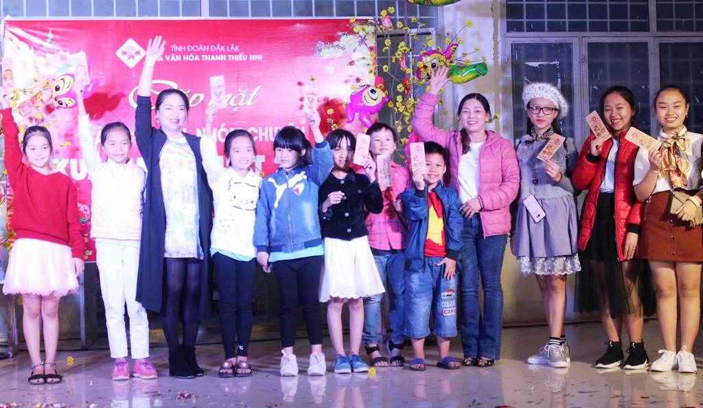 Đại diện Nhà Văn hóa lì xì cho các 
