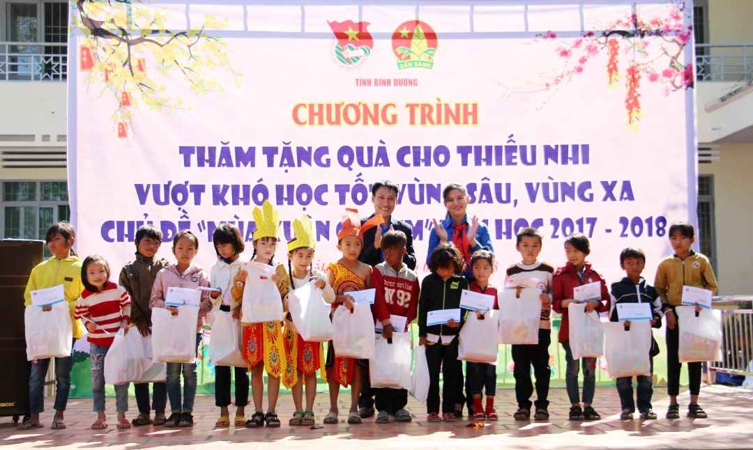 Hình ảnh: Trao học bổng cho các em học sinh có hoàn cảnh khó khăn, vượt khó học tốt