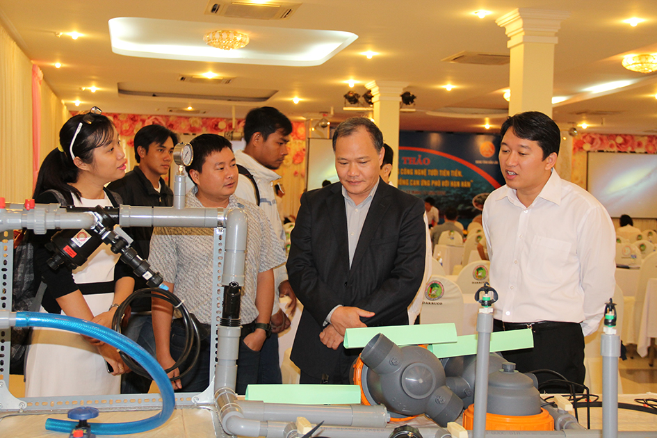 Phó Chủ tịch Thường trực UBND tỉnh Nguyễn Hải Ninh tham quan mô hình tưới tiết kiệm nước theo công nghệ Israel tại một hội thảo ở Đắk Lắk. 