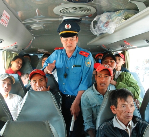 Thanh tra giao thông kiểm tra số hành khách trên xe.