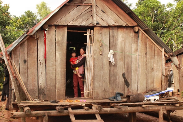 Nhiều căn nhà của các hộ dân ở buôn Trưng, xã Cư Bông vẫn đang là nhà tạm. 