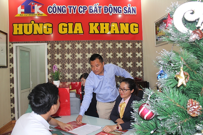 Anh Nguyễn Văn Kế tư vấn thủ tục nhà đất cho khách hàng.