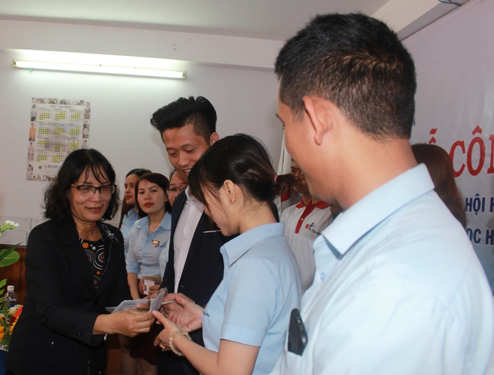 Trao thẻ hội viên cho hội viên Chi hội.