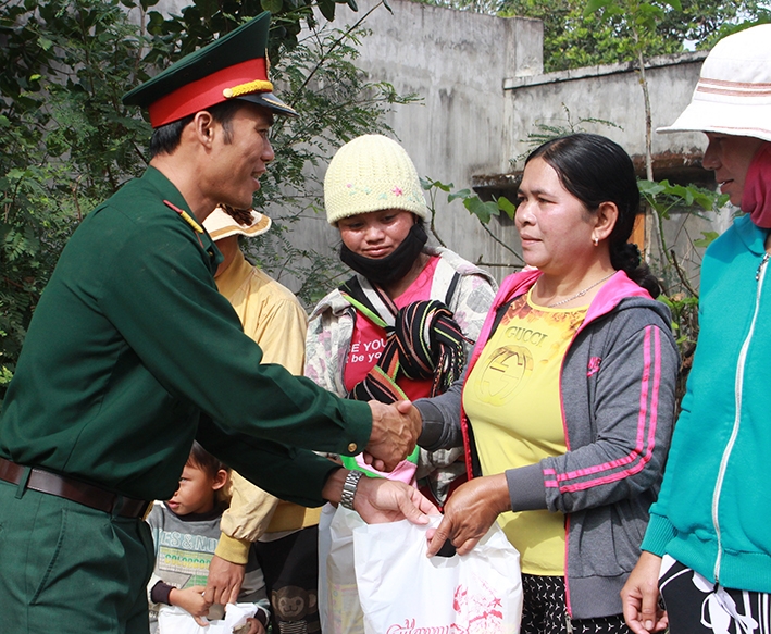 Lãnh đạo Ban CHQS huyện Krông Bông trao quà tặng bà con xã Yang Reh, huyện Krông Bông.