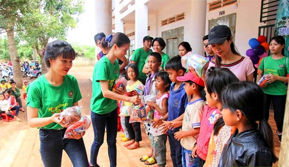 Phát quà cho các em nhỏ trong chương trình Ngày hội trăng rằm tại thôn 8,  xã Ea Drông, thị xã  Buôn Hồ. 