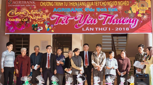  Agribank Bắc Đắk Lắk tặng quà Tết cho đồng bào nghèo phường Tự An  (TP. Buôn Ma Thuột).