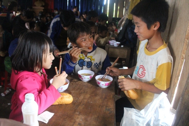 Niềm vui của các em nhỏ thôn Giang Đông trong bữa tiệc Tất niên.