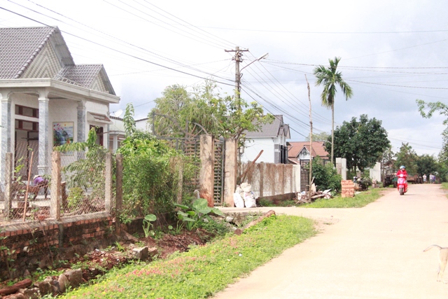 Không khó để bắt gặp nhiều nhà biệt thự tiền tỷ, khang trang mọc lên ở xã Ea Kiết.