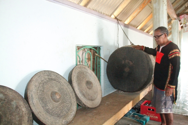 Ông Y Dlum The bên bộ chiêng và trống da trâu cổ của gia đình. 