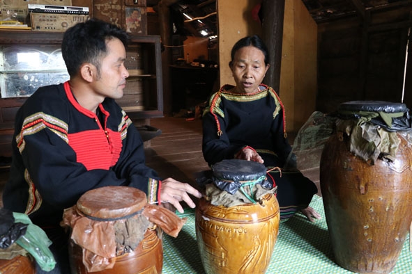 Bà H’Đrễn K’đoh hướng dẫn cách làm rượu cần truyền thống của đồng bào Êđê.