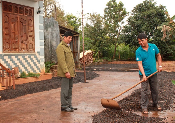 Cán bộ Hội Nông dân xã Ea Tul thăm hỏi tình hình sản xuất của gia đình anh Y Đhiăm Ayun ở buôn Tu.  
