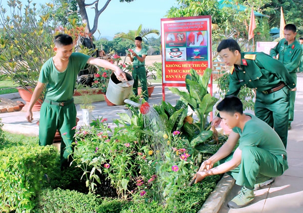 Chiến sĩ Trung đoàn 66 chăm sóc cây cảnh trong khuôn viên đơn vị.  