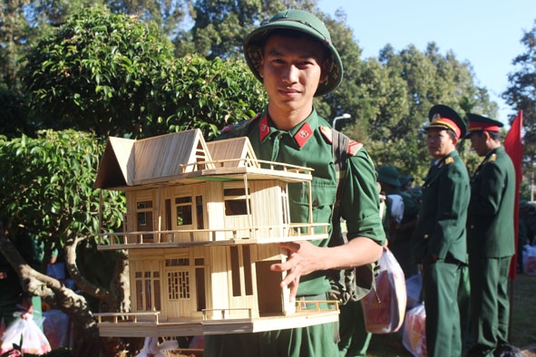 Ngôi nhà bằng tăm do chiến sĩ Nguyễn Công Hậu làm tặng mẹ.