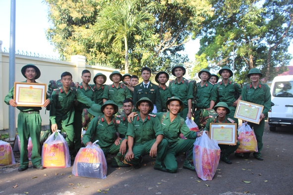 Các chiến sĩ chụp hình lưu niệm trước giây phút chia tay.   