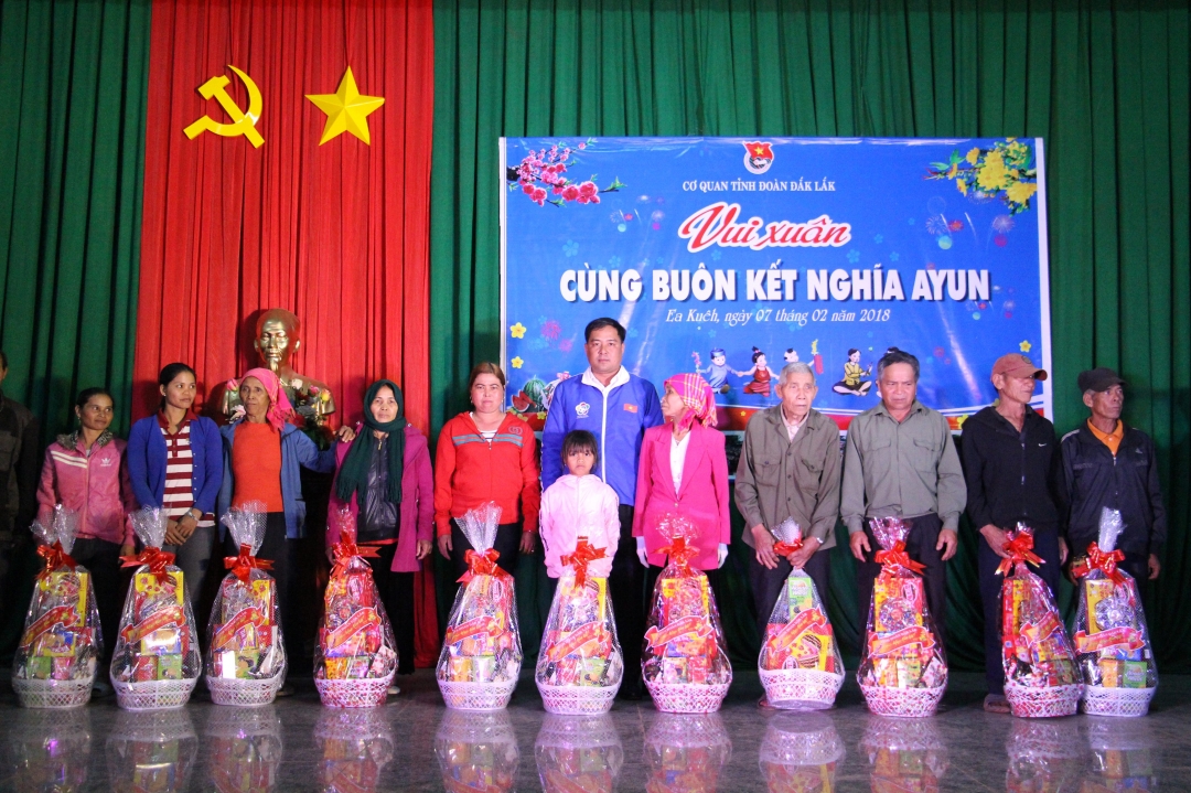 Hình 2: Tặng quà cho các gia đình chính sách, gia đình có công với cách mạng, gia đình có hoàn cảnh khó khăn