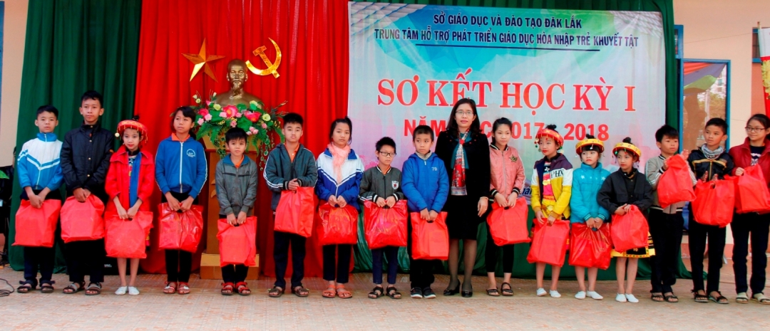 Bà Lê Thị Thanh Xuân, Phó Giám đốc Sở GD-ĐT trao quà cho các em học sinh của Trung tâm. Ảnh:H.Ân