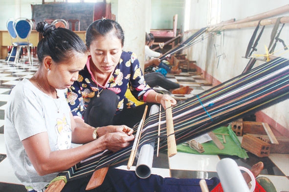 Dạy nghề dệt thổ cẩm cho phụ nữ Êđê tại xã Ea Tul (huyện Cư M’gar). 