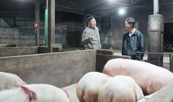 Đại diện Đoàn kiểm tra của Chi cục Chăn nuôi và Thú y trao đổi với chủ của Cơ sở giết mổ tập trung xã Cuôr Đăng (huyện Cư M’gar).