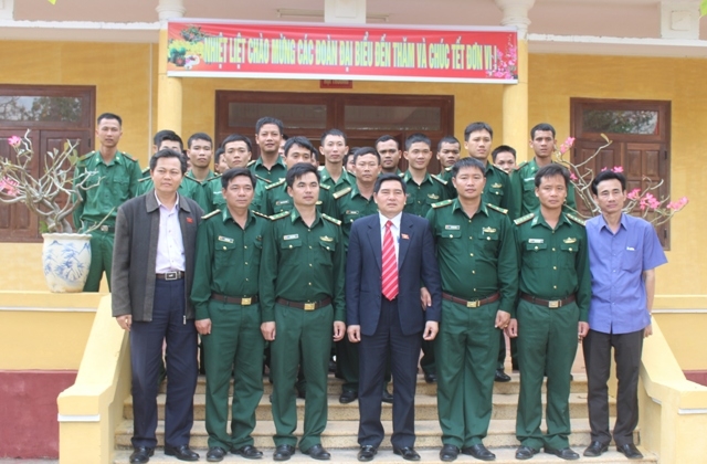 Đoàn công tác chụp hình lưu niệm cùng cán bộ, chiến sĩ Đồn Biên phòng Sêrêpốk.