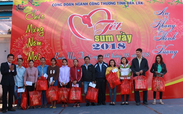Lãnh đạo Công đoàn ngành Công thương tỉnh trao quà Tết tặng công nhân lao động có hoàn cảnh khó khăn. 