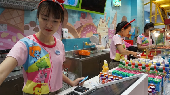 Nhiều bạn sinh viên quyết định ở lại làm thêm dịp Tết để trang trải cho cuộc sống.  