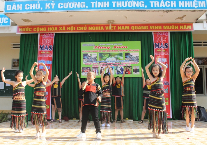 Tiết mục văn nghệ do các em học sinh của nhà trường biểu diễn.