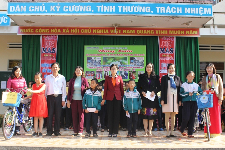 Các học sinh có hoàn cảnh khó khăn được tặng xe đạp, học bổng. 