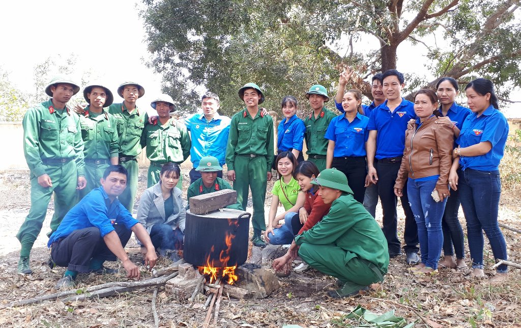 Đoàn viên, thanh niên các đơn vị trổ trài nấu bánh chưng xanh